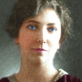 SU ESPIRITUALIDAD

A pesar de su juventud -19 a�os- y de su cort�sima vida en el Carmelo -11meses- su espiritualidad es rica y transparente. 
Leyendosu precioso y abundante Epistolario, y sobre todo su Diario, escrito desde1917 con el t�tulo de "Historia de la vida de una de sus hijas",pueden apreciarse los quilates de esta alma extraordinaria.

Am�tiernamente a Jes�s. Dice ella refiri�ndose a su Primera Comuni�n:"Jes�s, desde ese primer abrazo, no me solt� y me tom� para S�. Todoslos d�as comulgaba y hablaba con Jes�s largo rato... "Lamirada de mi Crucifico me sostiene... �Qu� feliz soy! He sido cautivada enlas redes del Divino Pescador. El 8 de diciembre me compromet�. Mipensamiento no se ocupa sino de El... Jes�s m�o, he visto que s�lo una cosaes necesaria: amarte y servirte con fidelidad; pare hacerme y asemejarme entodo a Ti. En eso consistir� mi ambici�n". Ya Mar�a de un modo todo especial: "La Virgen me ayud� a limpiar micoraz�n de toda impedecci�n... Mi devoci�n especialera la Virgen. Lecontaba todo. Sent�a su voz dentro de m� misma... Mi espejo ha de ser Mar�a.Puesto que soy su hija, debo parecerme a Ella y as� me parecer� aJes�s". Su amor al Carmelo... A las almas... A sus seres queridos... son otras facetas de su espiritualidad.